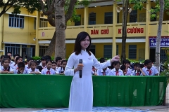 ヴォ・ティ・サゥ高校女子学生による歓迎の歌とダンス