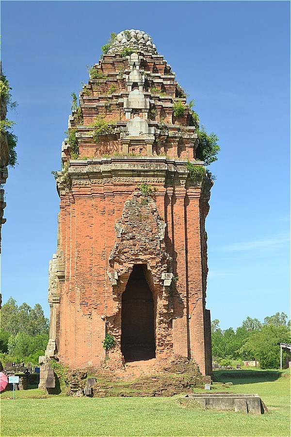 象牙塔 Duong Long Cham Temple (Tháp Chăm Dương Long)
