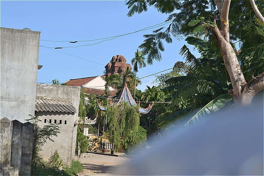 ビンラム塔（Tháp Bình Lâm）が大きくみえる