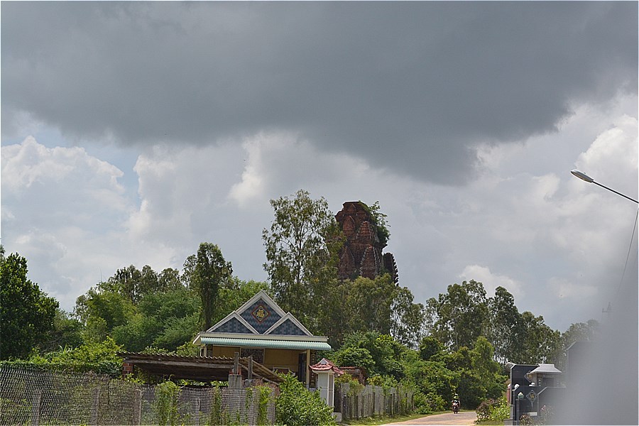 Canh Tien Tower (Tháp Cánh Tiên)に近づいた