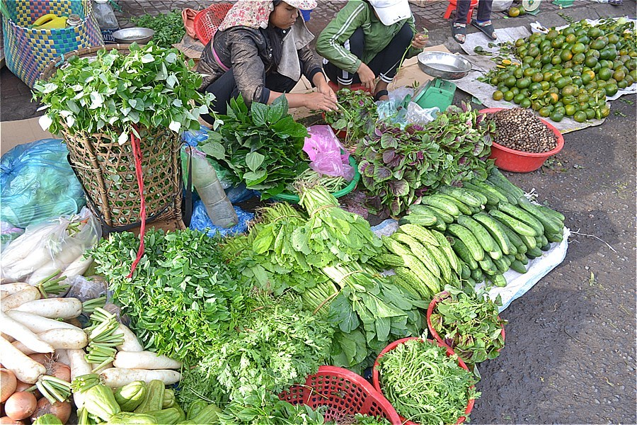 コントゥム市路上マーケットで売っている野菜
