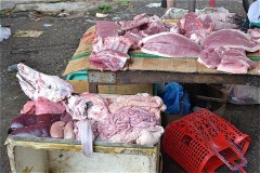 コントゥム市路上マーケットで売っている肉類