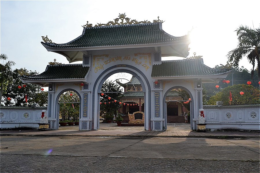 Phu Dung Co Tu (Phu Dung Pagoda) Chùa Phù Dung