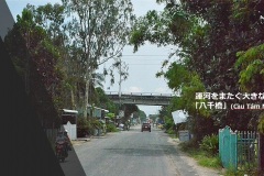 運河をまたぐ大きな｢八千橋」(Cầu Tám Ngàn)