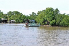 Sông Gành Hào（ガンハオ川）を渡るフェリー